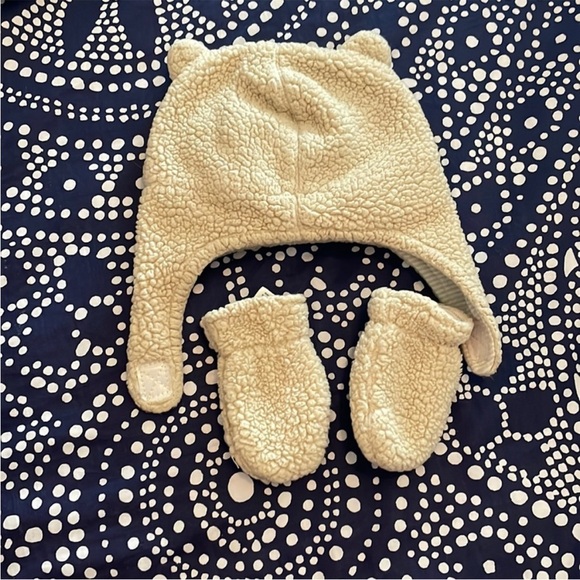 Carter's Infant Hat & Gloves - Picture 1 of 3